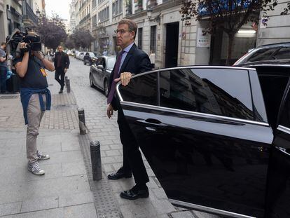 El presidente del PP, Alberto Núñez Feijóo, llega a la segunda jornada de la segunda edición de ‘Metafuturo’, en el Ateneo de Madrid, el 17 de octubre.