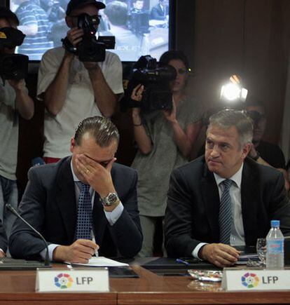 El presidente de la LFP, José Luis Astiazarán, a la derecha, y, el vicepresidente, Quico Catalán.