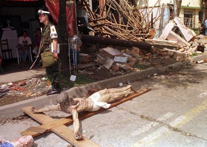 Un soldado vigila el exterior de una iglesia destruida por un terremoto, en Pereira, el martes 26 de enero de 1999.