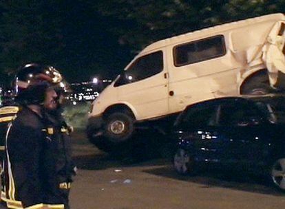 Estado en el que quedaron el turismo y la furgoneta tras el siniestro ocurrido en la madrugada del miércoles en Madrid.