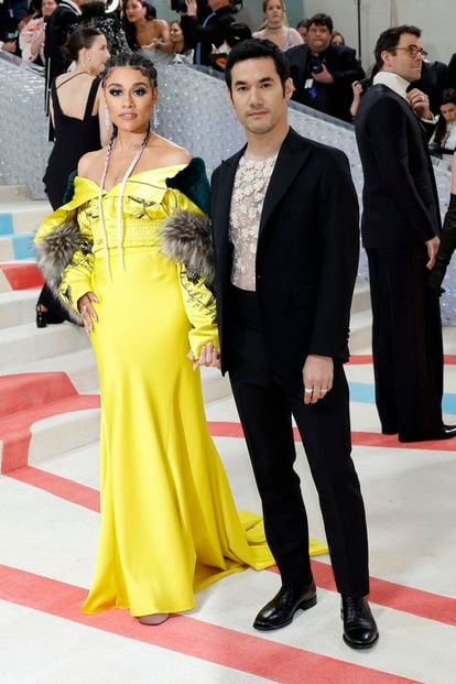 La actriz Ariana de Bose, junto al diseñador Joseph Altuzarra, que firma su vestido.