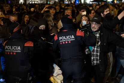 Mossos d'Esquadra intervienen en una manifestación en la Meridiana de Barcelona