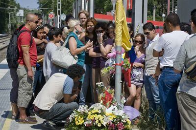 Un grupo de familiares y amigos de los dos fallecidos de origen colombiano depositó ayer flores en la estación de Castelldefels Playa.