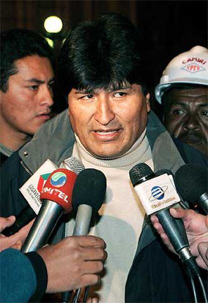Evo Morales, líder del opositor Movimiento al Socialismo, durante la rueda de prensa frente al Congreso Nacional.