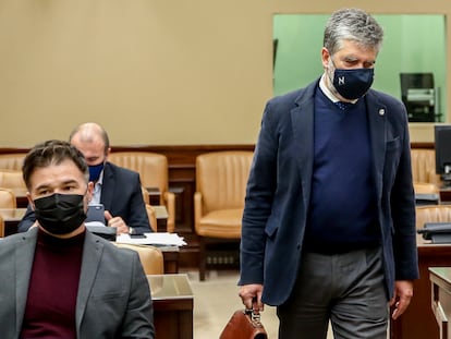 El ex director general de la Policía Ignacio Cosidó pasa junto al portavoz parlamentario de ERC, Gabriel Rufián, a su llegada a la comisión Kitchen.