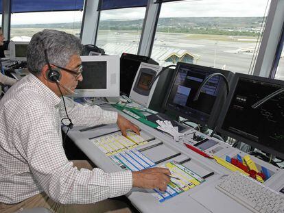 Dos controladores a&eacute;reos en la torre del aeropuerto madrile&ntilde;o de Barajas.
