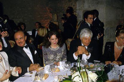Adnan Khashoggi, segundo por la izquierda, durante una cena en 1992.