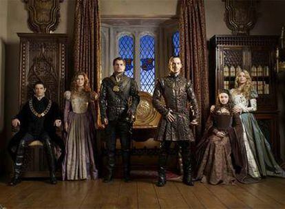 Jonathan Rhys Meyers (Enrique VIII), el tercero a la derecha, en <i>Los Tudor. </i>