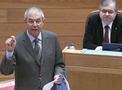 Touriño, ayer, durante su intervención en el pleno del Parlamento y, detrás, el portavoz del PSOE, Ismael Rego.