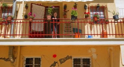 Una vecina de Lorca en el interior de su vivienda, a pesar de estar marcada con un punto de color rojo, tres días después del terremoto