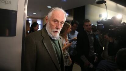 Luis de Velasco tras una reunión del partido.