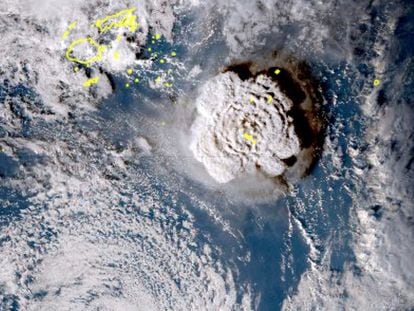 Erupción del volcán submarino cerca de la isla de Tonga, en el sur del oceáno Pacífico.