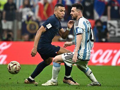 Lionel Messi y Kylian Mbappé disputan el balón durante la final del Mundial.