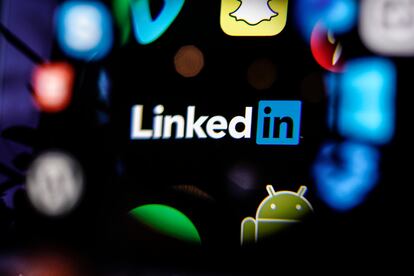 Logo de Linkedin en una pantalla de ordenador.
