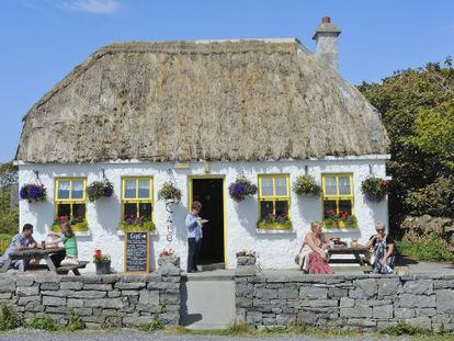 Caf&eacute; en Kilmurvey, en Inishmore, una de las islas de Aran.