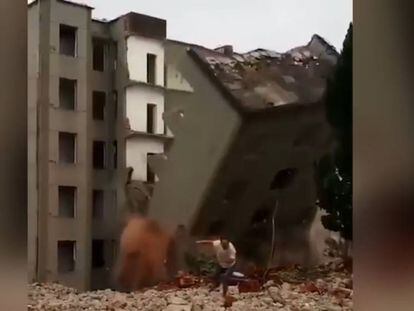 En vídeo, el momento en el que un hombre escapa a un edificio que se derrumba sobre él