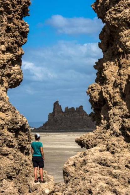 Una turista entre las formaciones rocosas del lago Abbe, en Yibuti.