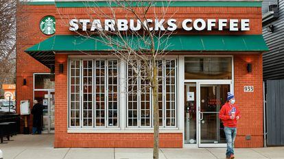Un cliente sale de un Starbucks ubicado en Buffalo, Nueva York.