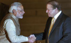 El primer ministro indio, Narendra Modi (izq), y el primer ministro de Pakistán, Nawaz Sharif.