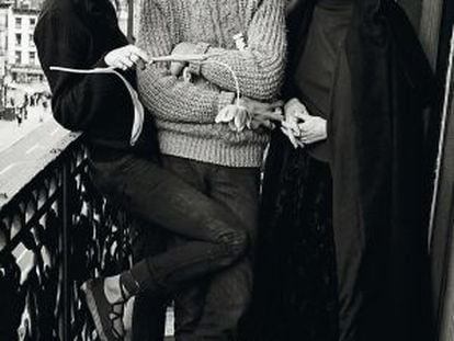Patti Smith, el m&uacute;sico Eric Andersson y Viva, la estrella de Warhol, en el hotel Chelsea de Nueva York, en 1971.