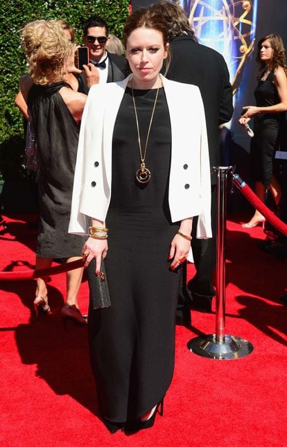 Natasha Lyonne, otra de las chicas de Orange is the new black, vistió este vestido negro de Calvin Klein para asistir a los Creative Arts Emmy. Chaqueta blanca sobre los hombros y joyas de Cartier pusieron la nota de color al estilismo.