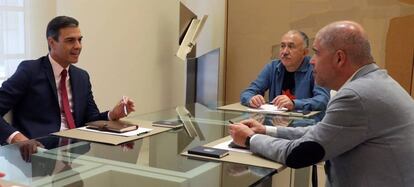 El presidente del Gobierno en funciones, Pedro Sánchez (i), conversa con los secretarios generales, de UGT, Pepe Álvarez (c), y de CCOO, Unai Sordo (d), durante una reunión celebrada en el Palacio de la Moncloa.