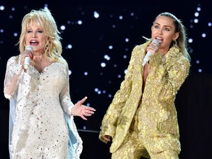 LOS ANGELES, CA - FEBRUARY 10:  Dolly Parton (L) and Miley Cyrus perform onstage during the 61st Annual GRAMMY Awards at Staples Center on February 10, 2019 in Los Angeles, California.  (Photo by Lester Cohen/Getty Images for The Recording Academy)