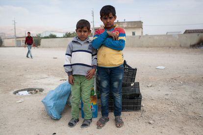 Iac y Mahmoud tienen ocho y 10 años. Como muchos de sus compañeros de clase, en vez de ir a la escuela, pasaron la mañana en el basurero de Taanayel (población en Líbano cercana a la frontera con Siria) con el fin de ganar algo de dinero. El trabajo infantil es uno de los efectos perversos que ha tenido la falta de financiación y ayuda internacional para los refugiados sirios. 