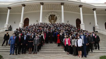 Diputados de la Asamblea Nacional venezolana posan a principios de enero tras la sesión inaugural del año parlamentario en el Palacio Legislativo, en Caracas (Venezuela).