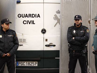 Agentes de la Policía Nacional y la Guardia Civil, en una imagen de archivo.