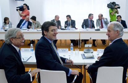 Giménez, a la izquierda, junto a Ibarra y el presidente de la fundación, Juan María Atutxa. Entre estos dos, al fondo, De Prada.