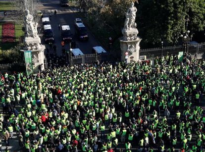 Centenares de taxistas rodean la entrada del Parlament este lunes, en Barcelona, el 21 de enero 2019.