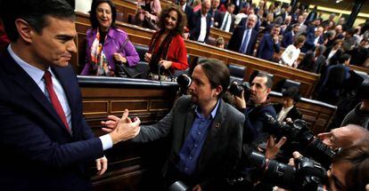 Pedro Sánchez y Pablo Iglesias tras la investidura.