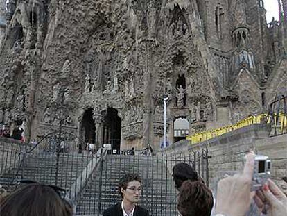 La guía turística Elisenda Balcells (colegiada nº 2.422) explica la Sagrada Familia a un grupo de turistas.