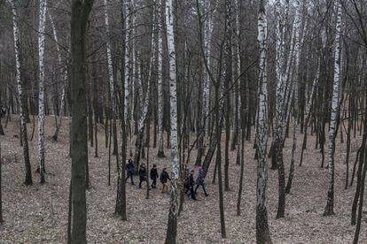 Un grupo de personas caminan entre los árboles del jardín privado de Yanukóvich, 22 de febrero de 2014.