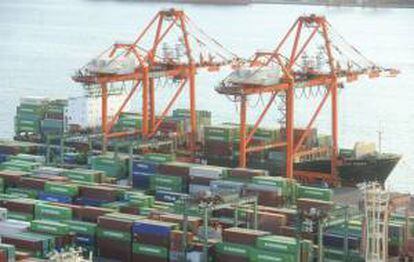 Varios contenedores de carga apilados en el puerto de Tokio (Japón).
