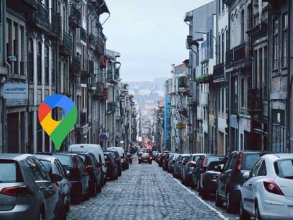 Coches aparcados en una gran ciudad.