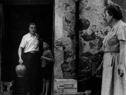 Eduard Toldr&agrave;, en la puerta de su casa de Vilanova i la Geltr&uacute;.