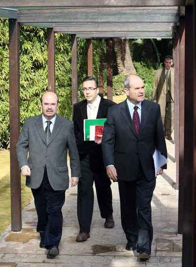 Manuel Chaves, acompañado de Gaspar Zarrías y el portavoz, tras el Consejo de Gobierno.