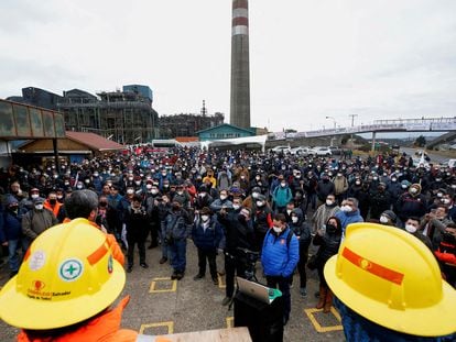 Trabajadores de la fundición de cobre Ventanas de Codelco participan en una manifestación en defensa de sus empleos.