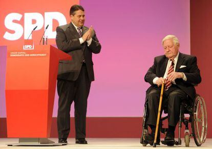 El presidente del SPD, Sigmar Gabriel, aplaude al excanciller Helmut Schmidt.