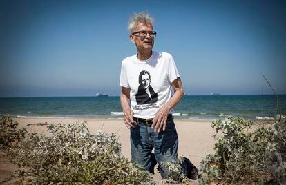 Eduard Limónov, en al playa de El Saler de Valencia, el pasado mes de junio.