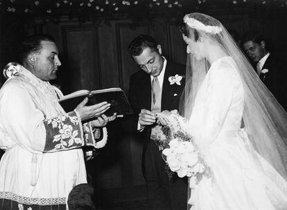 El día de la boda de Marella Caracciolo con Gianni Agnelli, en la iglesia de Osthoffen, en Estrasburgo, el 19 de noviembre de 1953.