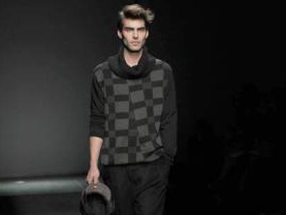 El modelo Jon Kortajarena luce hoy un diseño de la firma Miriam Ponsa en la pasarela de moda 080 Barcelona Fashion.