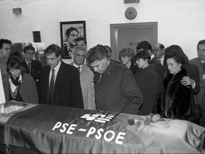 Capilla ardiente del abogado Fernando Múgica Herzog de 62 años, militante histórico del PSOE. ETA acabó con su vida de un disparo en la nuca acabó en 1996.