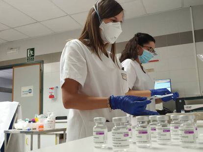 Enfermeras preparan dosis para administrar vacuna contra el Covid-19 en La Rioja.