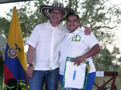 El presidente Gustavo Petro abraza a una mujer después de un evento de entrega de títulos en Montería, el 2 de marzo.