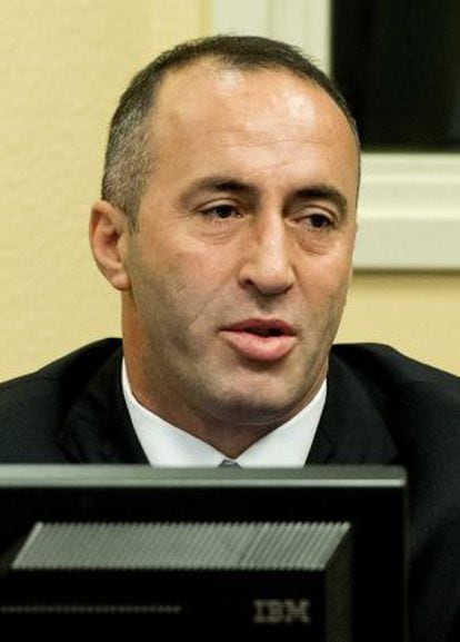 El ex primer ministro kosovar, Ramush Haradinaj, asiste a la sesión de su juicio en La Haya.