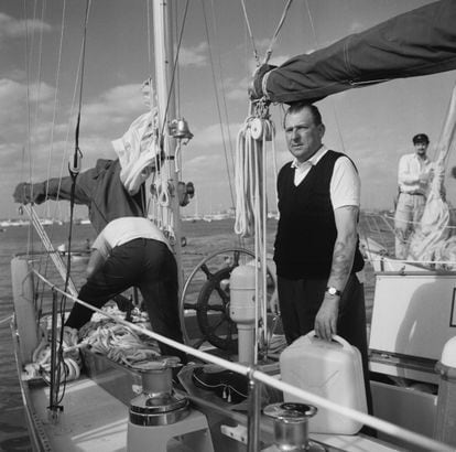 Juan de Borbón, conde de Barcelona, navegando en la isla de Wight, el 15 de agosto de 1963.