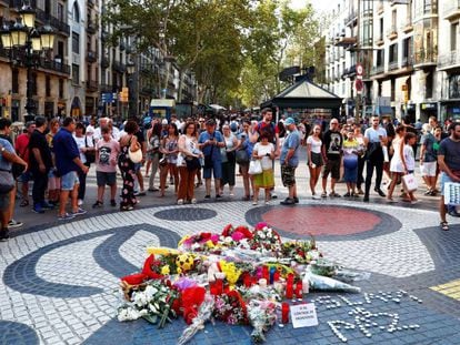 Ramos de flores y objetos en recuerdo de los atentados en La Rambla y Cambrils.